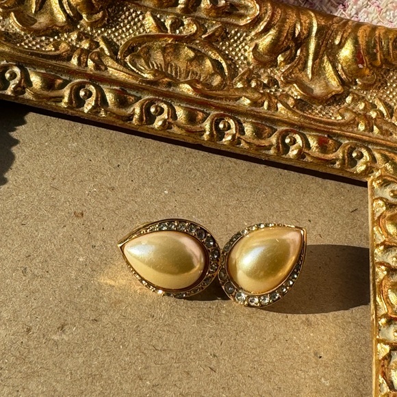 SWAROVSKI crystals and faux pearls tear drop earrings for pierced ears - Picture 7 of 13